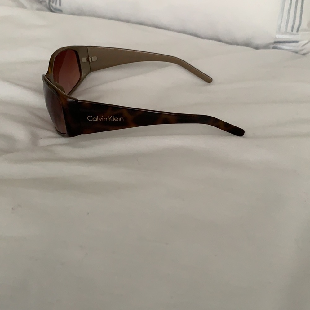 Calvin Klein Sunglasses 🕶 - Picture 4 of 5